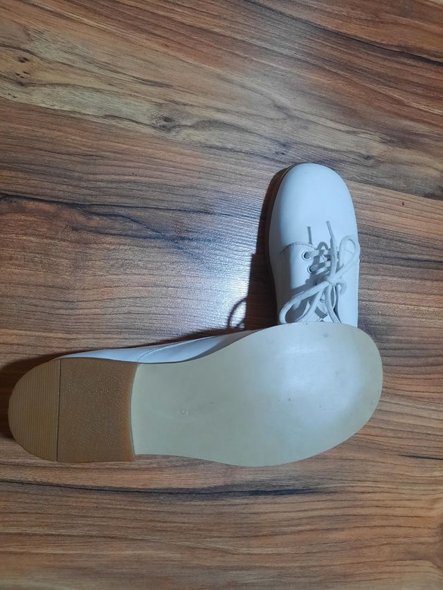 zapato talla 35, blancos. Ideal comunión