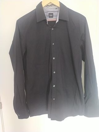 Camisa negra Hugo boss de segunda mano por 10 EUR en Santa Perpètua de  Mogoda en WALLAPOP