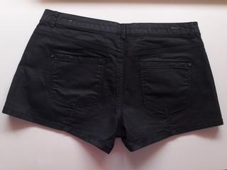 Pantalones negros cortos efecto cuero Lefties de segunda mano por 5 EUR en  Tres Cantos en WALLAPOP