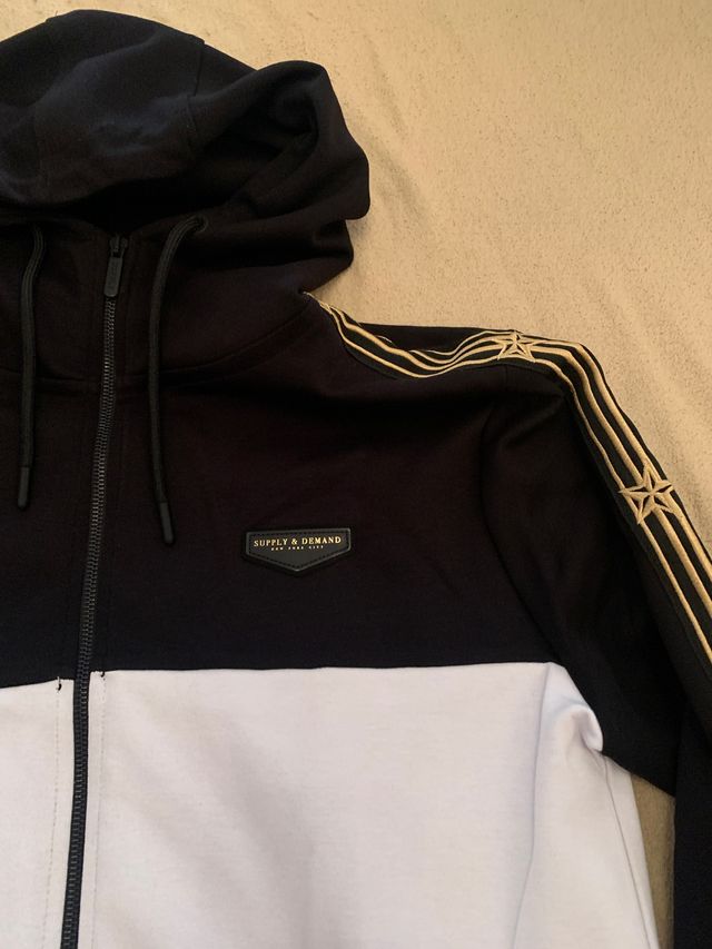 Chaquetilla Supply & Demand negra y blanca