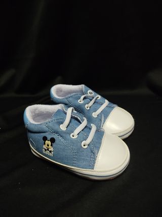 Zapatillas bebé talla 20 de segunda mano por 8 EUR en Santa Olalla en  WALLAPOP