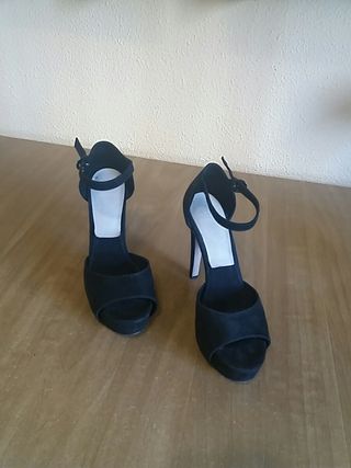 Sandalia de pulsera negra. Tacón alto de segunda mano por 8 EUR en Málaga  en WALLAPOP
