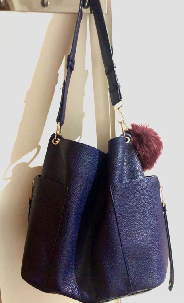 Bolso azul marino en polipiel