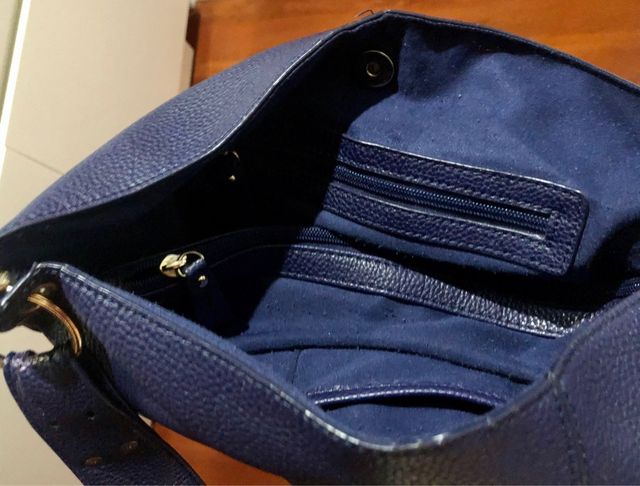 Bolso azul marino en polipiel