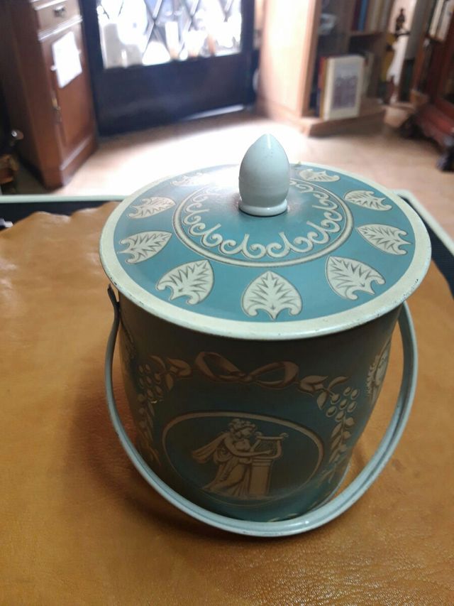 Lata o caja antigua para galletas Baret Ware
