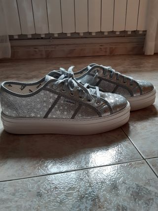 ZAPATILLAS PLATAFORMA PLATEADAS VICTORIA de segunda mano por 10 EUR en  Móstoles en WALLAPOP