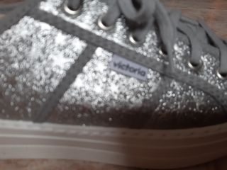 ZAPATILLAS PLATAFORMA PLATEADAS VICTORIA de segunda mano por 10 EUR en  Móstoles en WALLAPOP