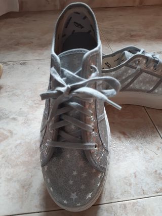 ZAPATILLAS PLATAFORMA PLATEADAS VICTORIA de segunda mano por 10 EUR en  Móstoles en WALLAPOP