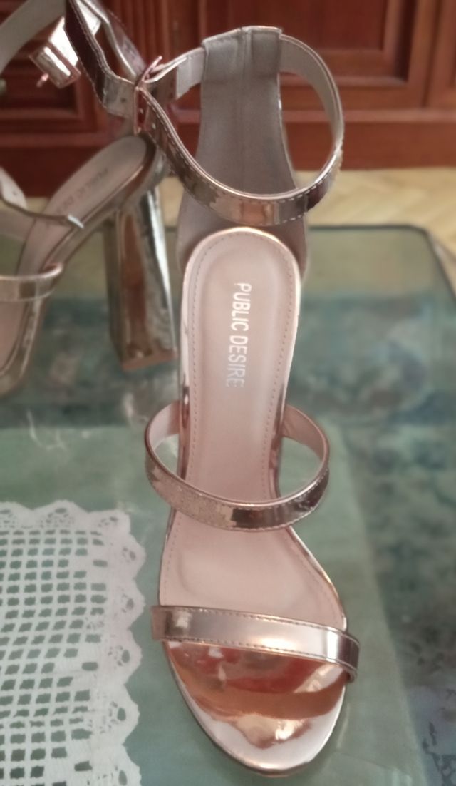 sandalia public desire