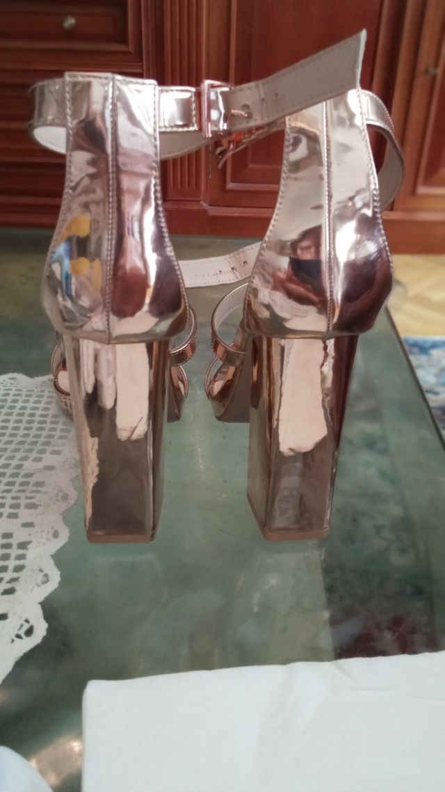 sandalia public desire