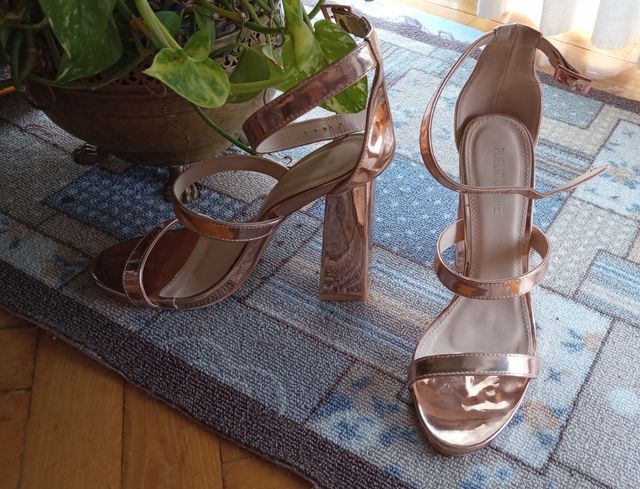 sandalia public desire