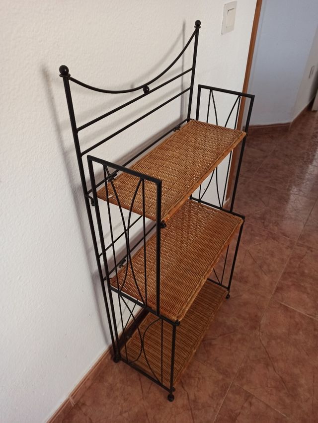 Vendo estanteria de forja y mimbre