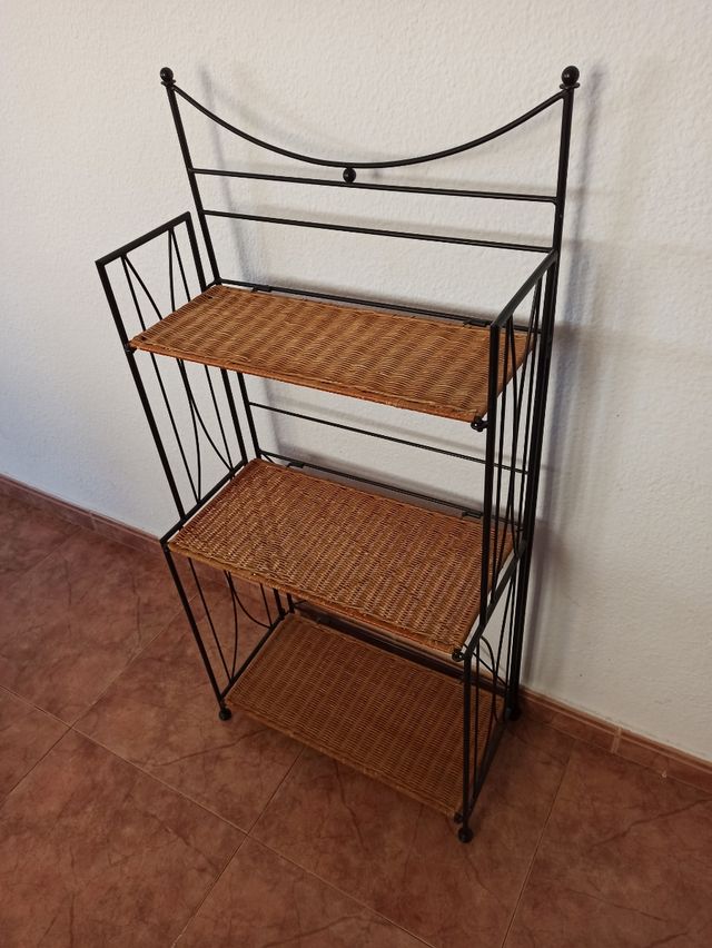 Vendo estanteria de forja y mimbre
