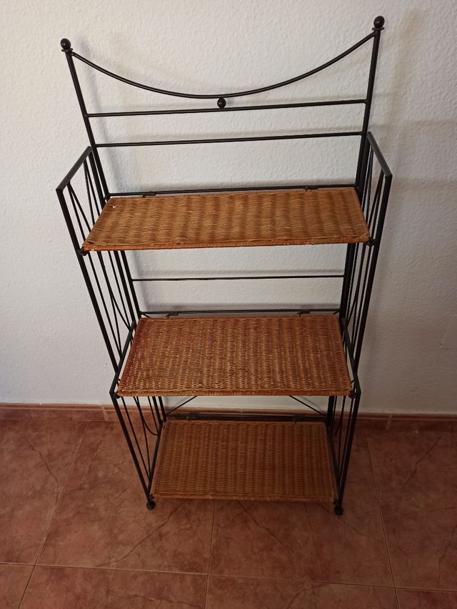 Vendo estanteria de forja y mimbre
