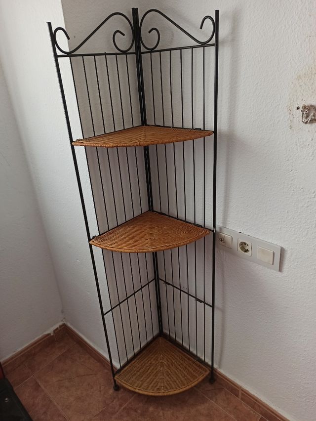 Estante esquinero de forja y mimbre