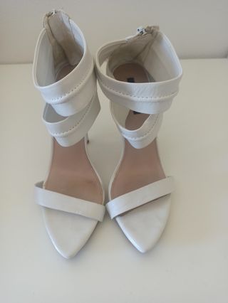 Sandalias tacón tobilleras blanca Zara de segunda mano por 15 EUR en Burgos  en WALLAPOP