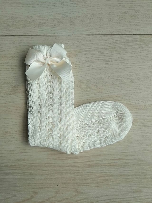 CALCETÍN LARGO BEIGE. 