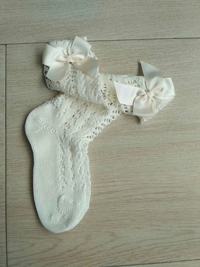 CALCETÍN LARGO BEIGE. 