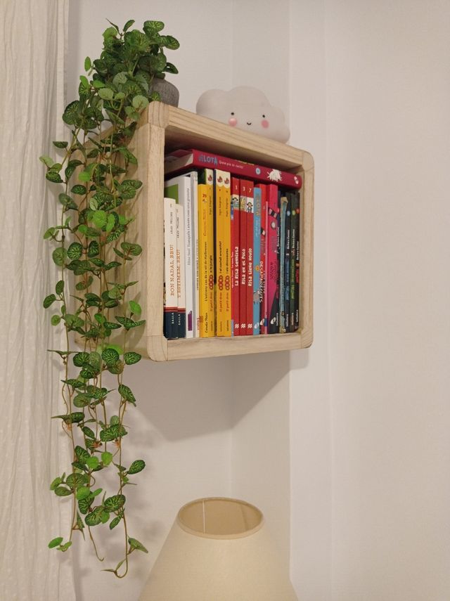 NUEVA ESTANTERIA CUADRADA MADERA de segunda mano por 23 € en Barcelona