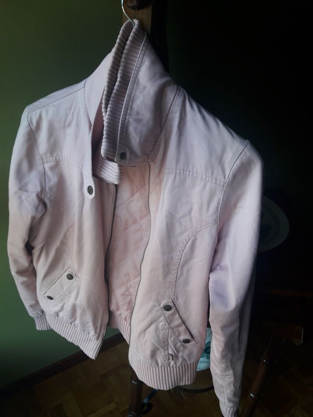 cazadora rosa claro.