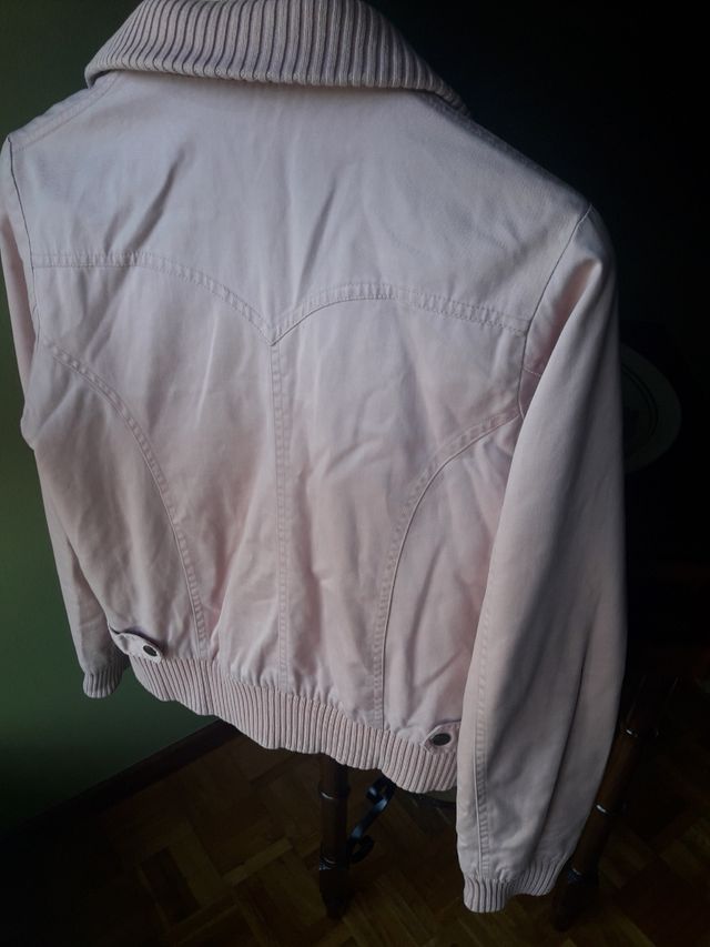 cazadora rosa claro.