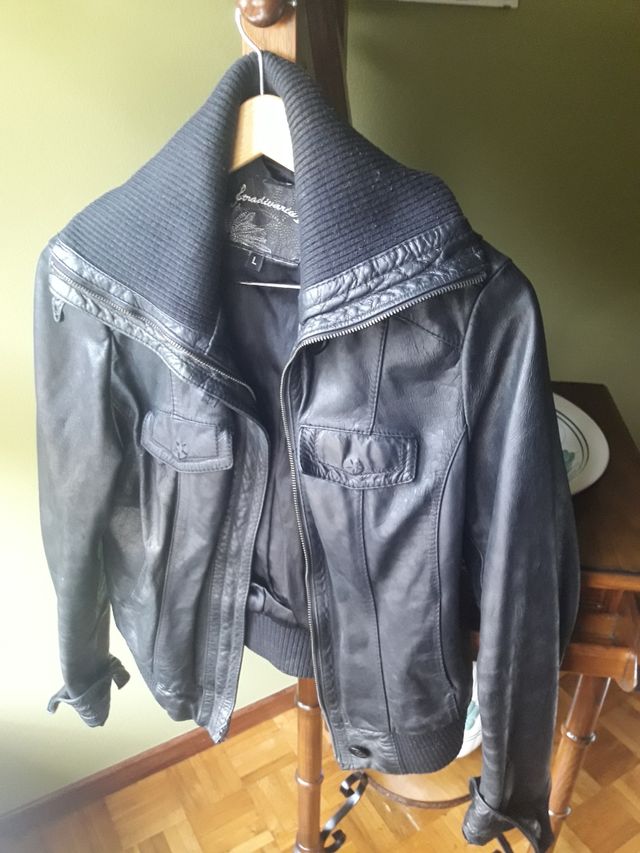 cazadora de polipiel negra.