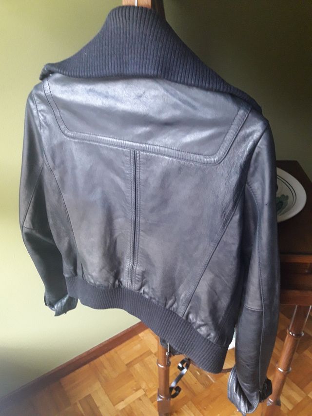 cazadora de polipiel negra.