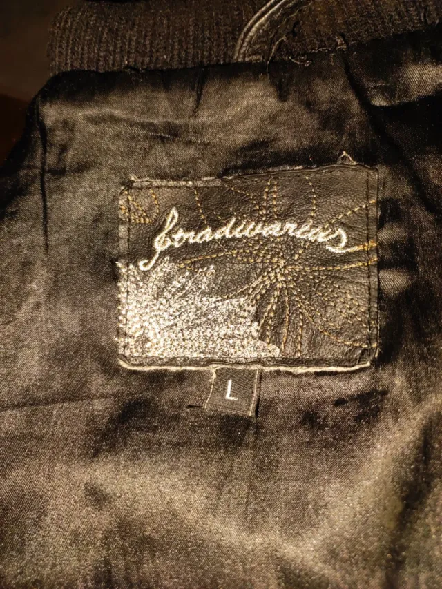 cazadora de polipiel negra.