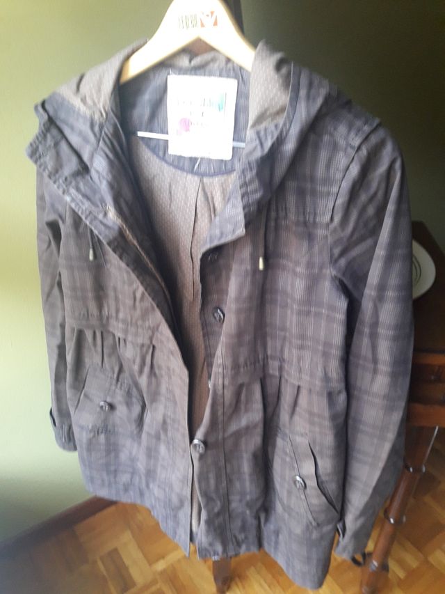 gabardina marron de cuadros.