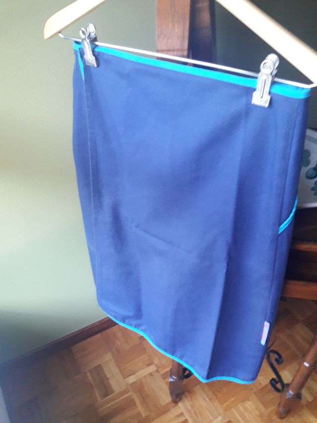 falda x la rodilla y con bolsillos