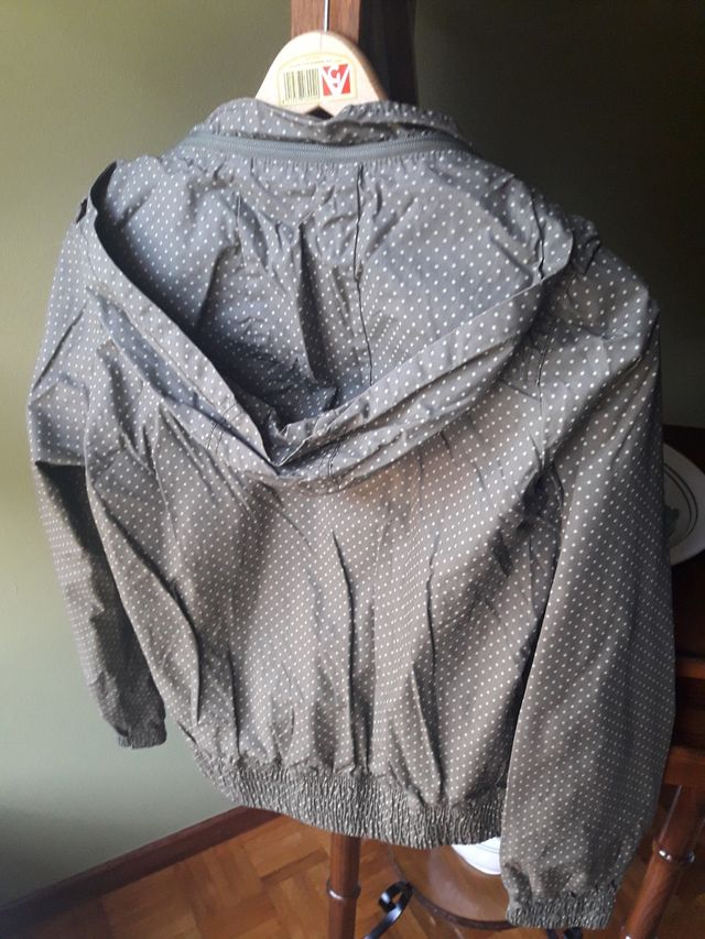 cazadora verde de lunares blancos.