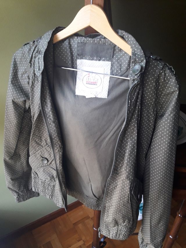 cazadora verde de lunares blancos.