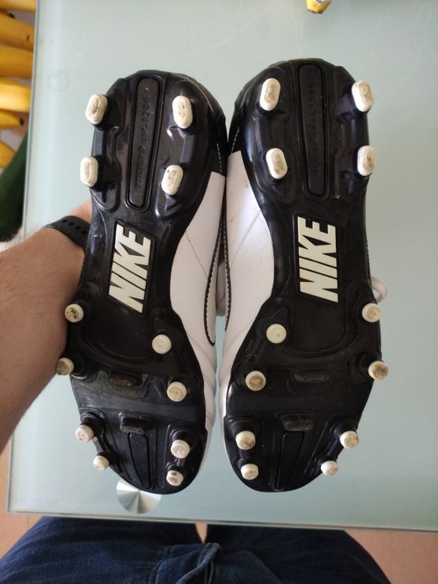 Zapatillas de fútbol Nike blancas + espinilleras