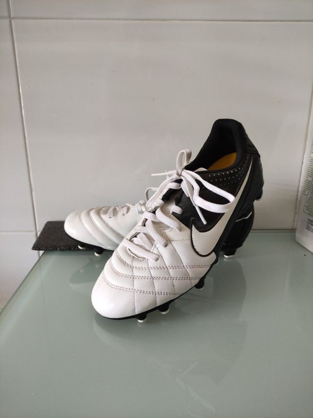 Zapatillas de fútbol Nike blancas + espinilleras