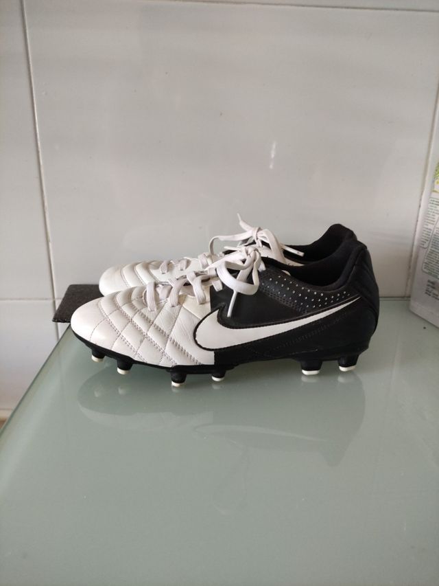 Zapatillas de fútbol Nike blancas + espinilleras