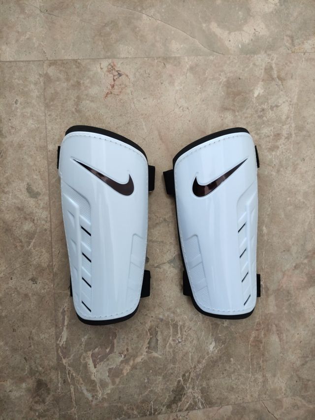 Zapatillas de fútbol Nike blancas + espinilleras