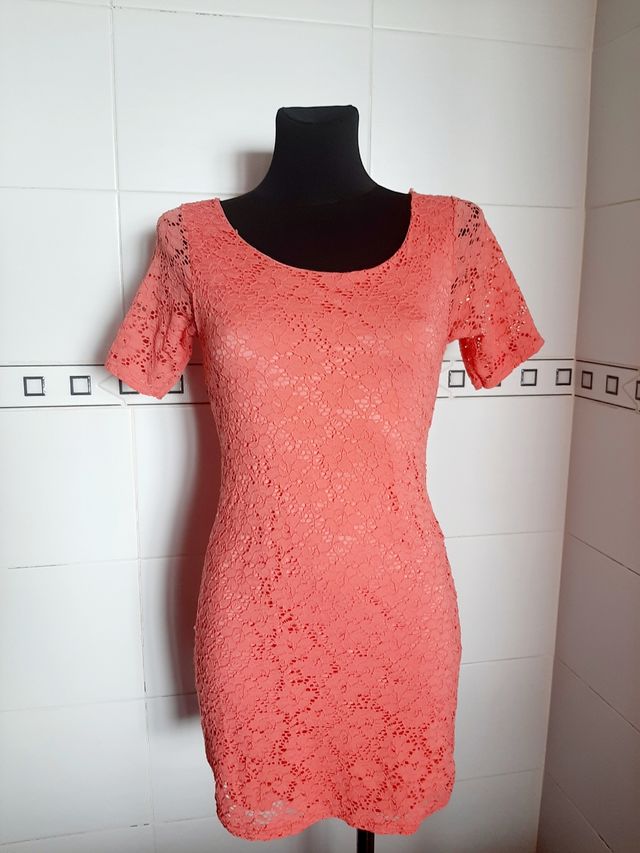 vestido de encaje coral