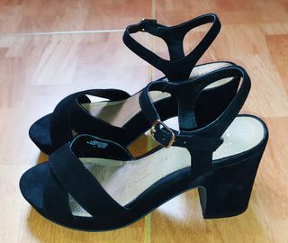 Sandalias negras de Primark de segunda mano por 12 EUR en Abanto y Ciervana  en WALLAPOP
