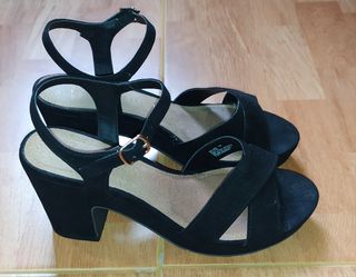 Sandalias negras de Primark de segunda mano por 12 EUR en Abanto y Ciervana  en WALLAPOP