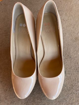 Zapatos fiesta beige de segunda mano por 12 EUR en Burgos en WALLAPOP