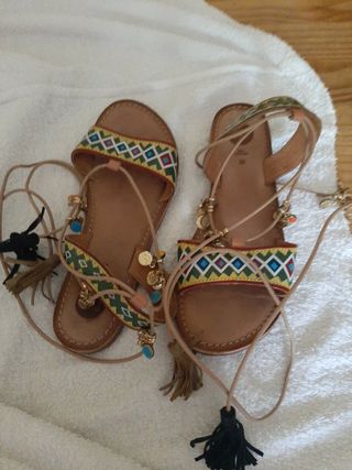 SANDALIAS DE PIEL ATADAS A LA PIERNA de segunda mano por 7 EUR en Bilbao en  WALLAPOP