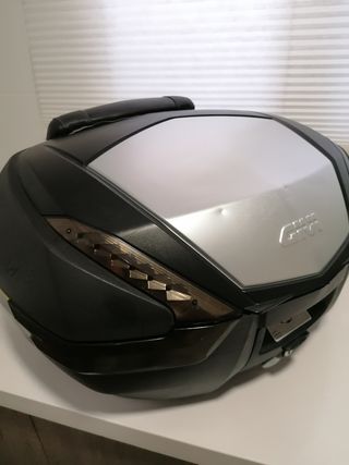 Baúl Givi v47 de segunda mano por 160 EUR en Alhaurín de la Torre en  WALLAPOP