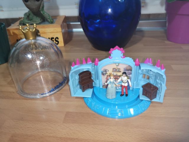 Preciosa bola de nieve o urna de la Cenicienta