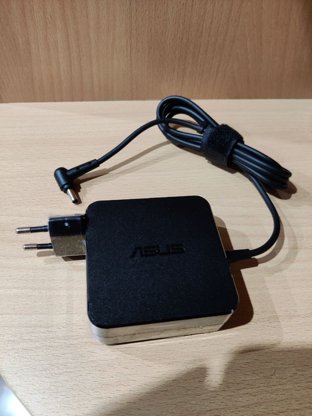 Cargador original asus 1.5A