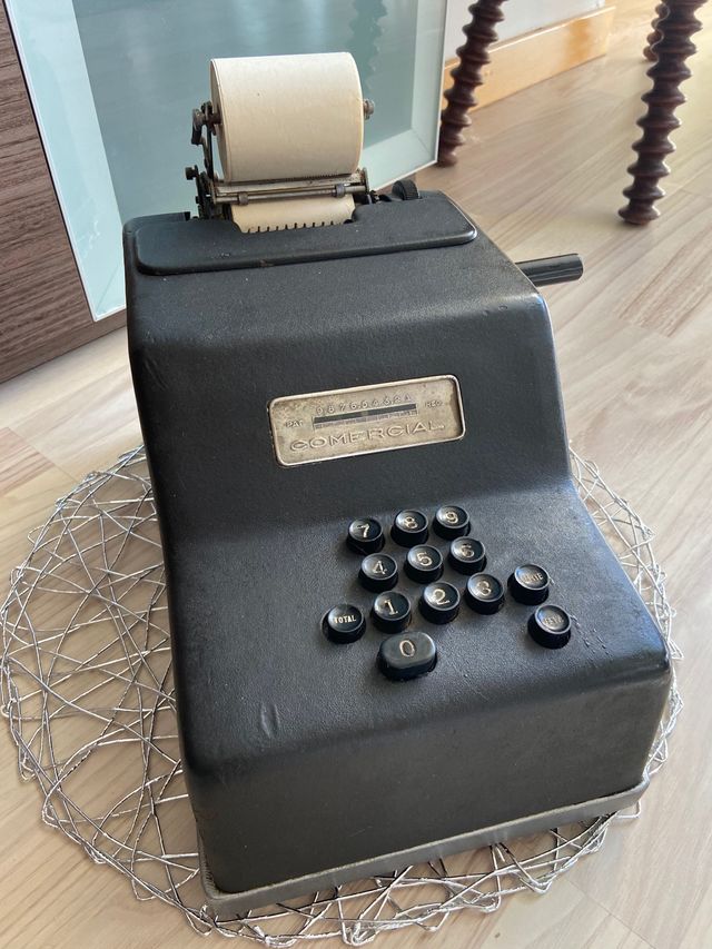 Máquina calculadora comercial antigua (española)