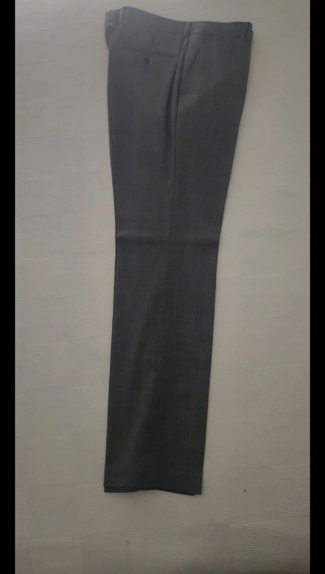 Traje Easy Wear gris claro.