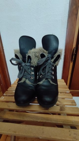 Botas pelo Mustang de segunda mano por 14 EUR en Igollo de Camargo en  WALLAPOP