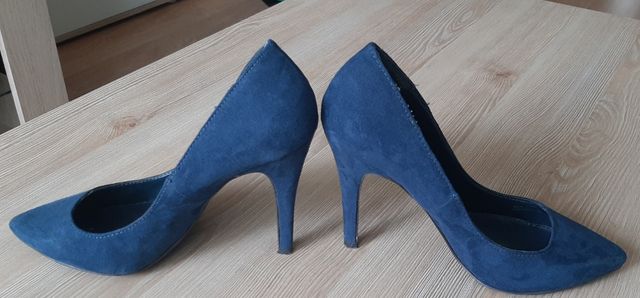 Zapatos de tacón azul marinos.