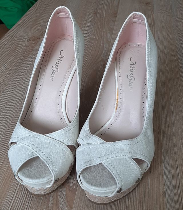 Sandalias de cuña blancas de piel.
