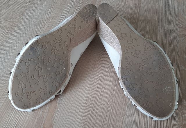 Sandalias de cuña blancas de piel.
